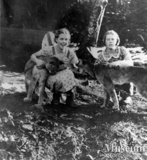 Schnarr girls with their pet cougar